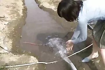Một bà mẹ trưởng thành dạy cô con gái nhỏ của sex tap the khong che mình cách bú dương vật của một chàng trai và đụ anh ta.
