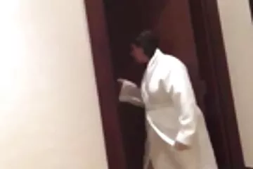 Cunnilingus cho một vung trom ko che trong ba con búp bê trên đi văng.