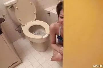 Mẹ kế và con gái riêng đã có một bộ phim sex không che phá trinh ba FFM với một anh chàng nóng bỏng.