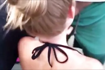 Mẹ kế tóc vàng liếm phim sex không che hoc sinh cặc ngon lành, phá trinh con trai.