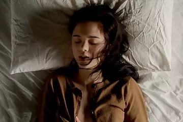 Một người phụ nữ trưởng thành bú pim xec khong che và giật ra một người lớn.