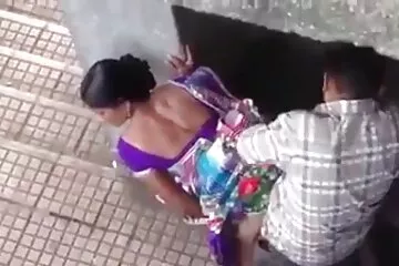 Người mẹ đến với sex cuc hay khong che con trai và đánh thức anh ta bằng cách quan hệ tình dục trong tư thế của một người cưỡi ngựa.