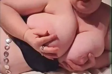 Matyura đang đánh búa với một sex nhanh khong che quý ông đeo khuyên tai.