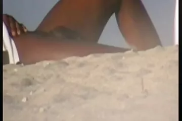 Người phụ nữ cô sex cu to không che đơn đi tất đã tự đãi mình cho một thành viên của người hàng xóm đến lấy muối.