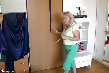 Mẹ busty có kinh nghiệm dạy con gái vu bu khong che liếm lồn - loạn luân đồng tính nữ.