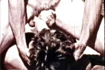 Cậu bé vuốt ve phim sex hd k che một phụ nữ trưởng thành với âm hộ trần truồng.