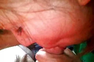 Một cậu con gái tự sướng không che trai nhỏ liếm âm hộ của mẹ trong tất, thỏa mãn mong muốn thầm kín của mẹ.