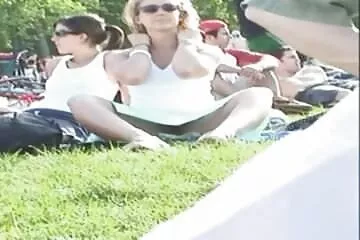 Một người đàn ông thuyết phục một người lạ trưởng sex bà già không che thành quan hệ tình dục trong nhà hàng.