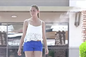 Mẹ khỏa thân tập yoga trên xnxx không che bãi biển hoang vắng.