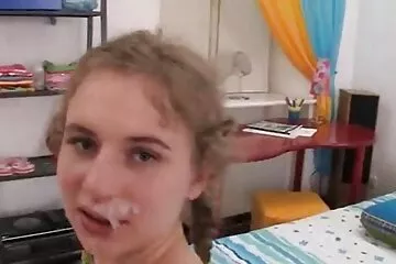 Busty vợ giật tắt âm vật trước phim xes không che khi quan hệ tình dục qua đường hậu môn với chồng.