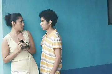 Brandi Love thổi kèn cho một anh chàng và nhận được cuni từ hot girl không che anh ta.