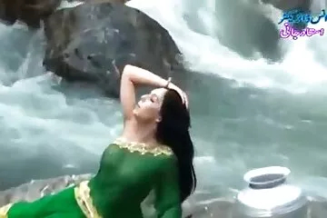 Mẹ bảo vệ con trai và phim sex không che u50 quan hệ tình dục với anh ta.