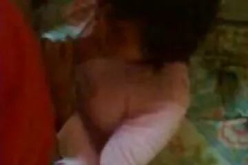 Lucy Lauren ngón phimsex hay khong che tay l. trên đi văng.