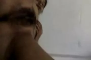 Trong một video riêng tư, một người phụ nữ trưởng thành tóc nâu thủ dâm âm hộ của mình. phim nguoi lon ko che