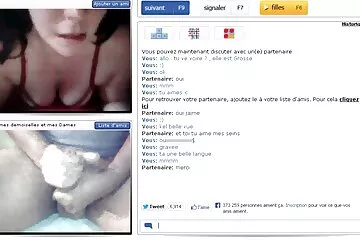 SỮA trưởng thành với bộ ngực set kh che giả thủ dâm trước webcam.